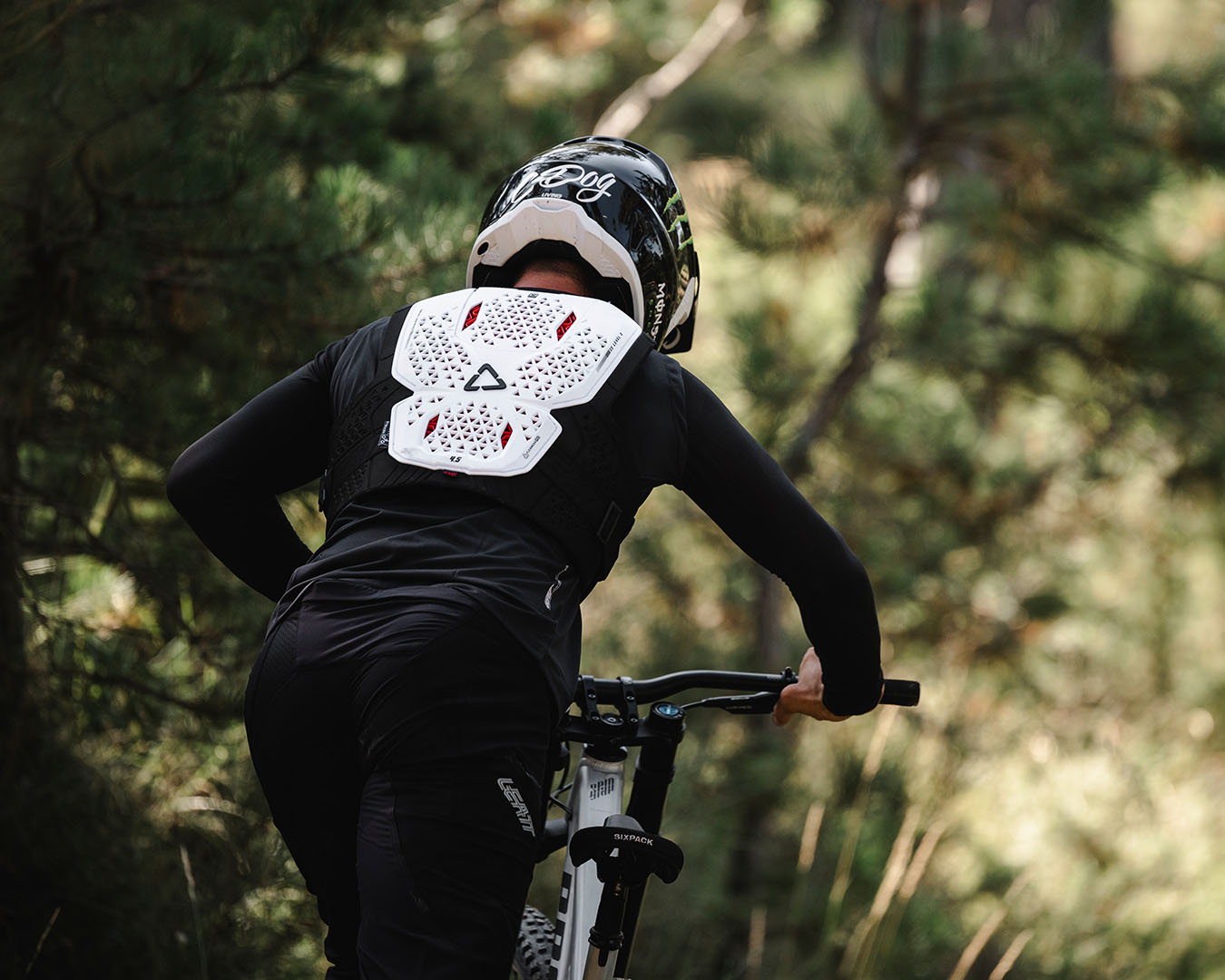 Person som cyklar mountainbike och har på sig ett ryggskydd från Leatt