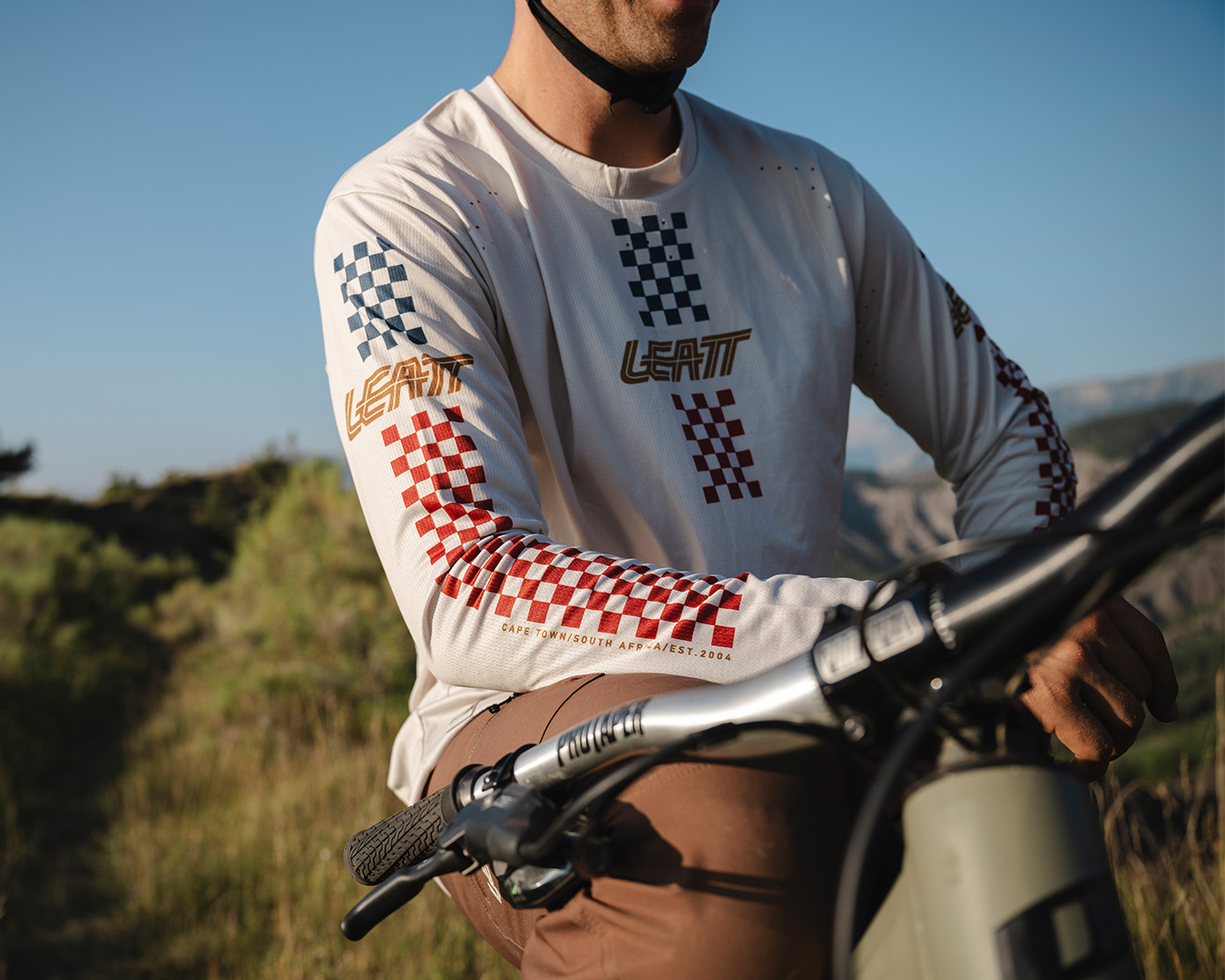 Detaljbild på en vit mtb-tröja från Leatt