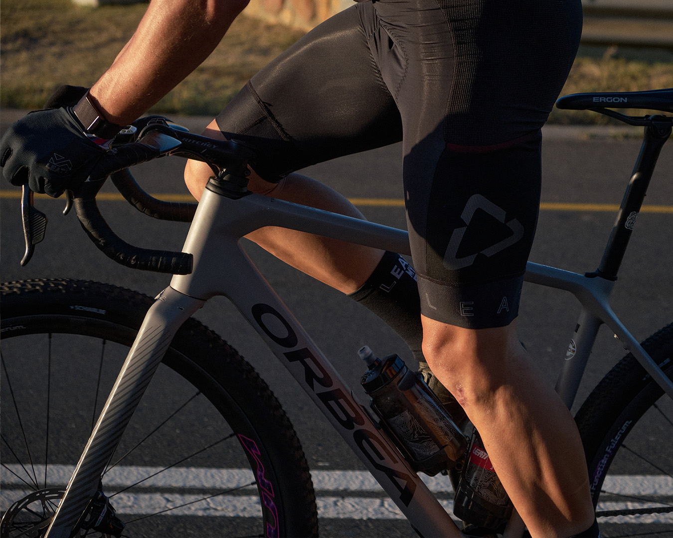 Detaljbild på svarta cykelshorts från Leatt