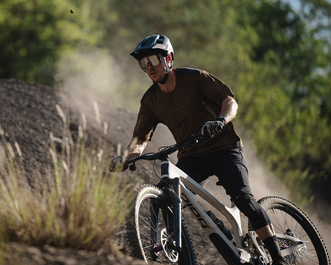 Man som cyklar på en mountainbike vid en klippkant