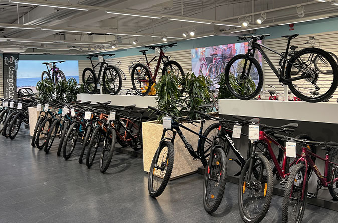 Uppställda cyklar i cykelbutiken